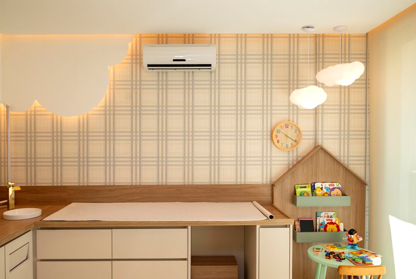 Sala de atendimento infantil com decoração de nuvens e brinquedos, no consultório da Dra. Layla Matos em Campinas