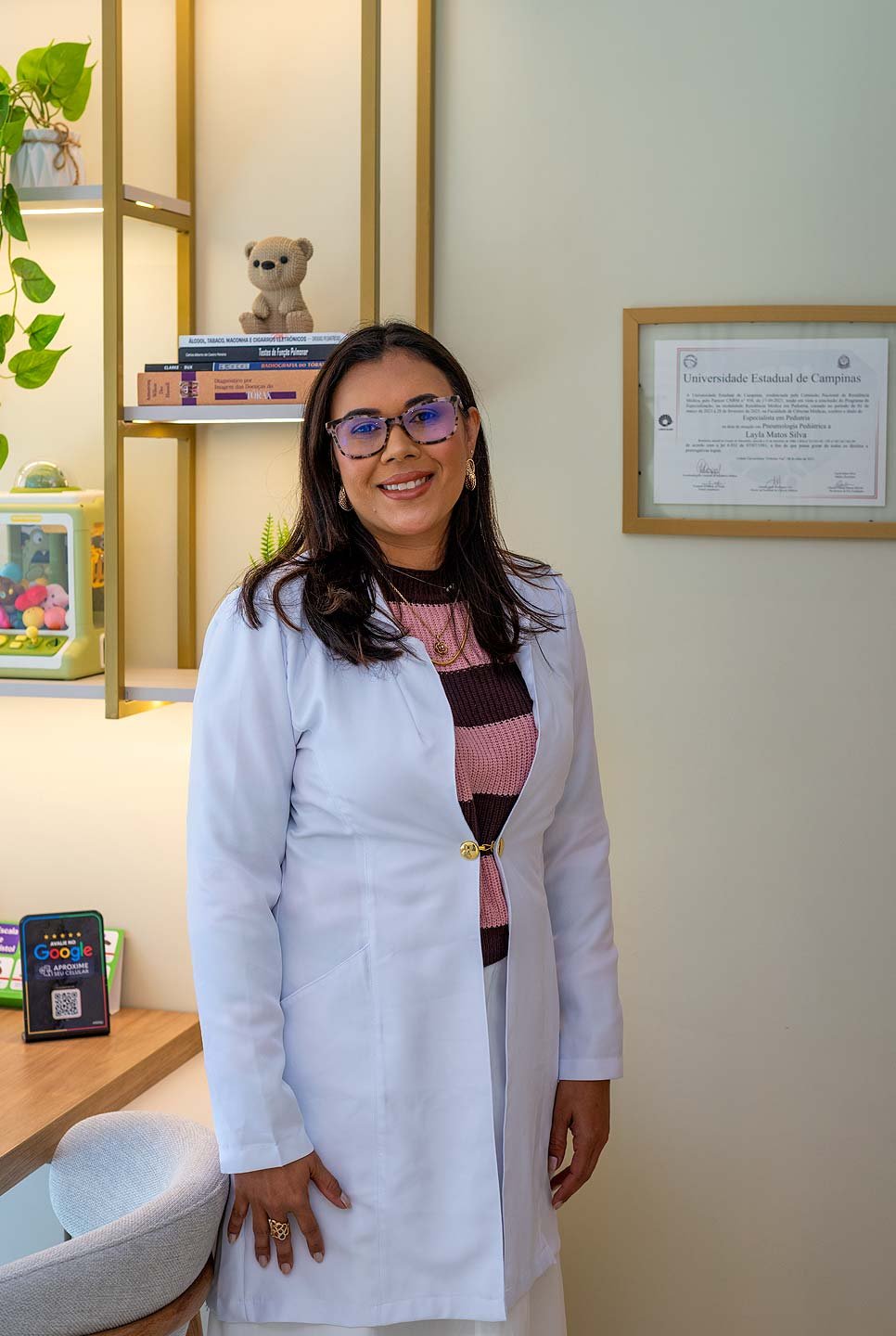 Dra. Layla Matos, pneumologista pediátrica, no consultório em Campinas